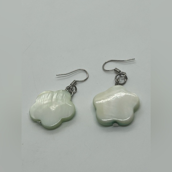 Green shell flower earrings - Picture 3 of 4